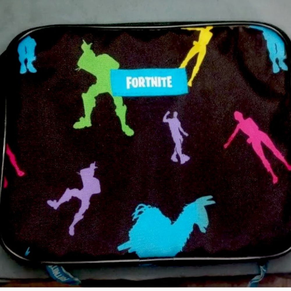 Clean good condition Fortnite lunch bag. Bought separate for my kid bookbag.